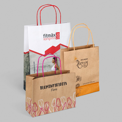 Tragetasche mit Papierkordel auf grauem Hintergrund
