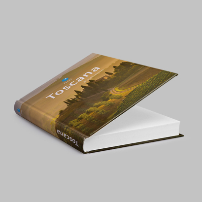 Hardcoverbuch druck auf grauem Hintergrund