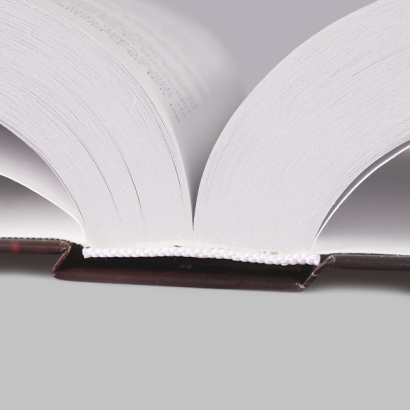 Hardcover Klebebindung auf grauer Unterlage