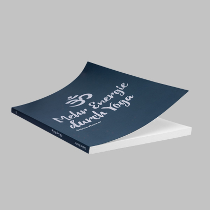 Softcoverbuch druck auf grauen Hintergrund