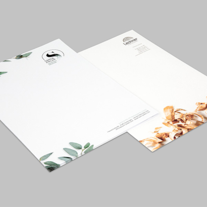Briefpapier auf grauem Hintergrund