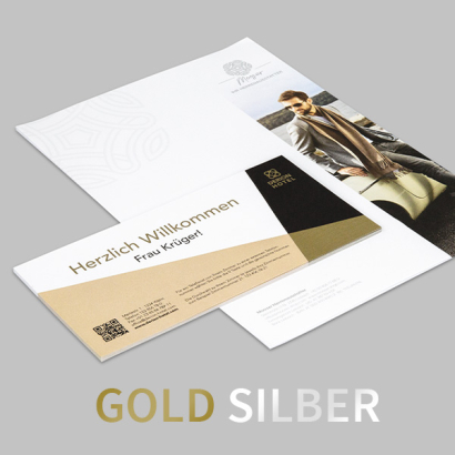 Briefpapier mit Gold oder Silberfarbe auf grauem Hintergrund