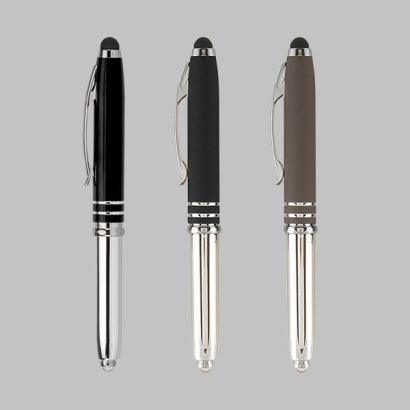 verschiedene Kugelschreiber mit Licht auf grauem Hintergrund