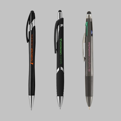 Kugelschreiber aus Kunststoff mit Touchpen auf grauem Hintergrund