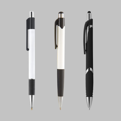 Schreibgeräte aus Kunststoff auf grauem Hintergrund