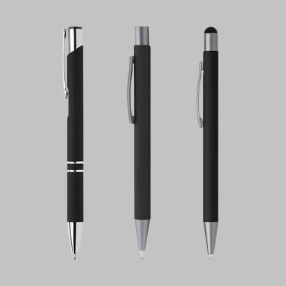 Schreibgeräte aus Metall auf grauem Hintergrund