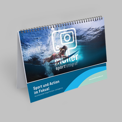Tischkalender mit bedrucktem Standfuß auf grauem Hintergrund
