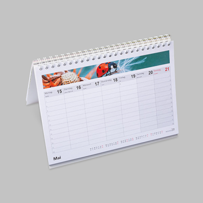 individuell bedruckter Tisch / Stehkalender auf grauem Hintergrund