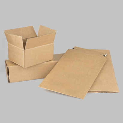 Verschiedene Versandverpackungen auf grauem Hintergrund