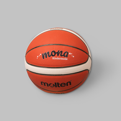 Individuell bedruckter Basketball Übersicht auf grauem Hintergrund