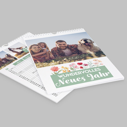 Familienkalender bedruckt auf grauem Hintergrund