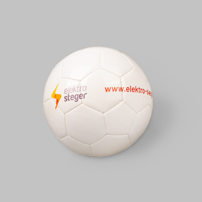Individuell bedruckter Fussball Übersicht auf grauem Hintergrund