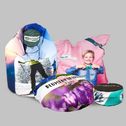 Sitzsack hoch, Sitzkissen quadratisch und rund, Sitzhocker auf grauem Hintergrund