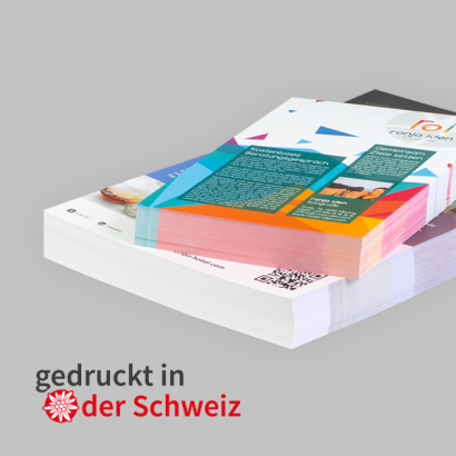 Flyer bedruckt vor grauen Hintergrund