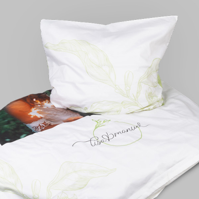 Bedruckte Bettwäsche auf grauem Hintergrund