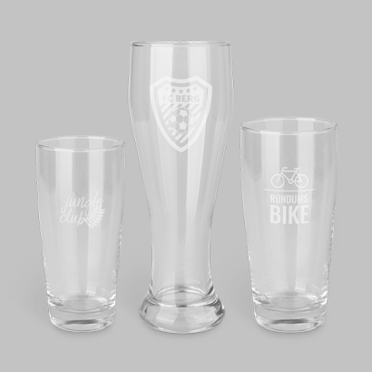 verschiedene Biergläser auf grauem Hintergrund 