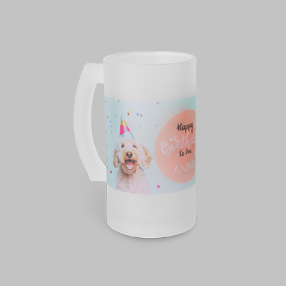 Bierkrüge Milchglas auf grauem Hintergrund