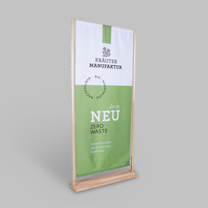 Standbanner aus Holz Komplettsystem auf grauem Hintergrund