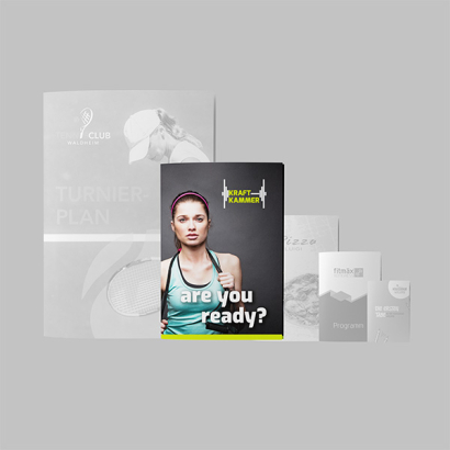 Folder DIN A4 bedruckt vor grauer Fläche