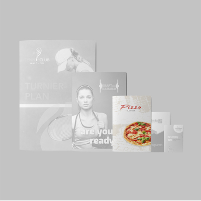 Folder DIN A5 bedruckt vor grauer Fläche