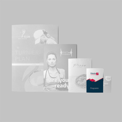 Folder DIN A6 bedruckt vor grauer Fläche