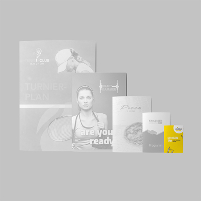 Folder DIN A7 bedruckt vor grauer Fläche