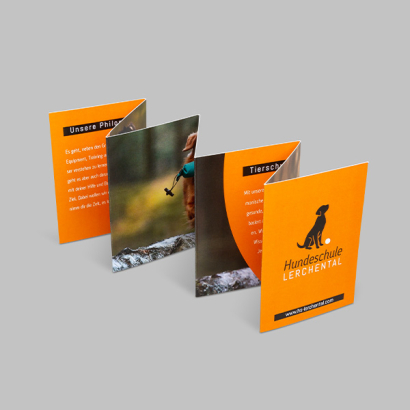 Z-Falz Folder bedruckt auf grauem Hintergrund