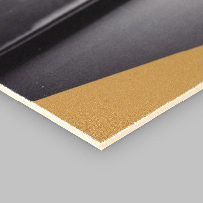 Displaykarton auf rosanem Hintergrund