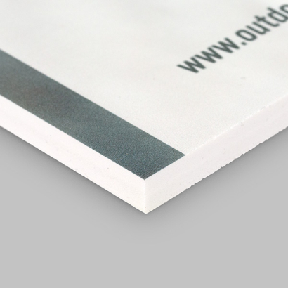 PVC-Hartschaumplatte auf grauem Hintergrund