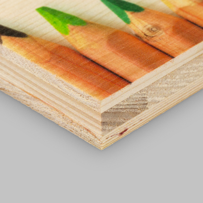 Holzschild auf grauem Hintergrund