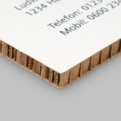 Kartonwaben-/Sandwichplatte auf grauem Hintergrund