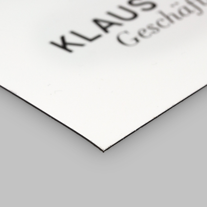 Magnetschild auf grauem Hintergrund