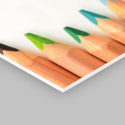 Polystyrolplatte auf grauem Hintergrund