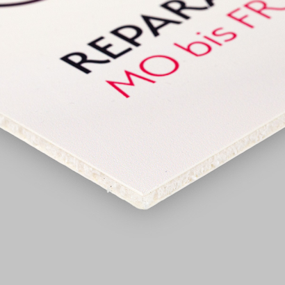 Stadur auf rosanem Hintergrund