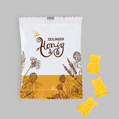 Individuell gestaltete Fruchtgummi Verpackung vor grauem Hintergrund