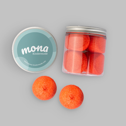 Individuell bedruckter Behälter mit Marshmallows auf grauer Fläche