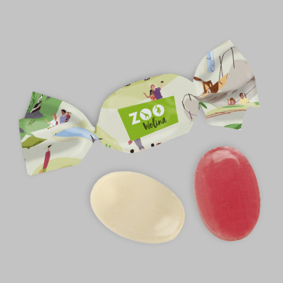 Bonbons im Individuell bedruckten Werbewickel vor grauem Hintergrund