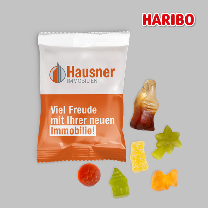 Individuell gestaltete Fruchtgummi Verpackung vor grauem Hintergrund