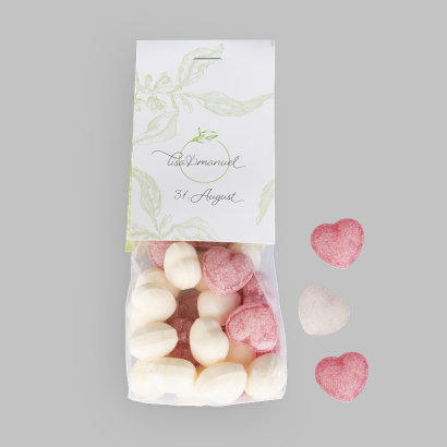 Individuell gestaltete Vegane Herzbonbons vor grauem Hintergrund