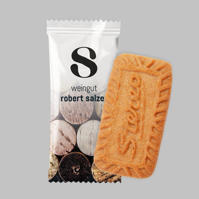 Stereo-Keks neben einer individuell gestalteten Verpackung auf grauem Hintergrund