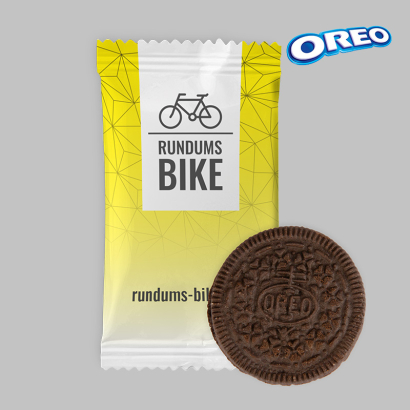 Oreo Keks neben einer individuell gestalteten Verpackung auf grauem Hintergrund