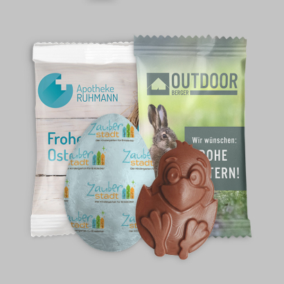 Verschiedene individuell bedruckte Osterprodukte vor grauem Hintergrund