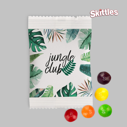Individuell gestaltete Verpackung für SKITTLES® vor grauem Hintergrund
