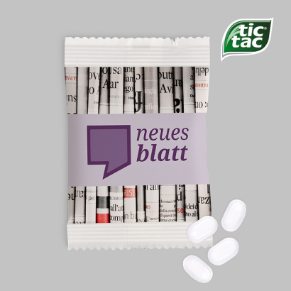 Individuell gestaltete Papiertütchen für TicTac vor grauem Hintergrund