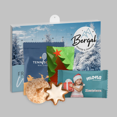 Verschiedene individuell bedruckte Weihnachtsartikel vor grauem Hintergrund