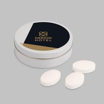 Individuell gestaltete XS-Taschendose mit Pastillen gefüllt vor grauem Hintergrund