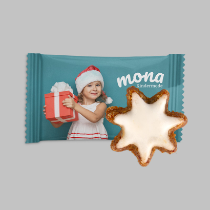 Individuell bedruckte Verpackung gefüllt mit Zimtstern vor grauem Hintergrund