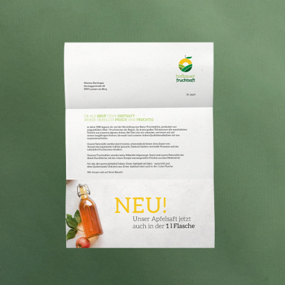 Individuell gestaltetes Briefpapier vor grünem Hintergrund
