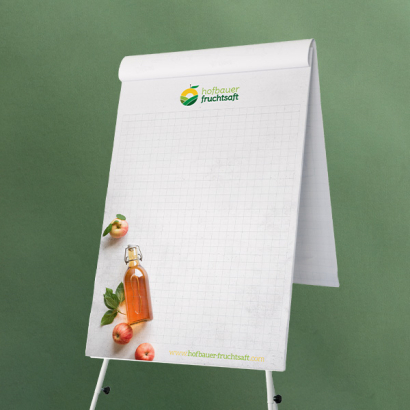Individuell gestaltete Flipchartbloecke vor grünem Hintergrund
