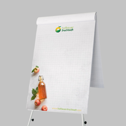 Individuell gestaltete Flipchart vor grauem Hintergrund